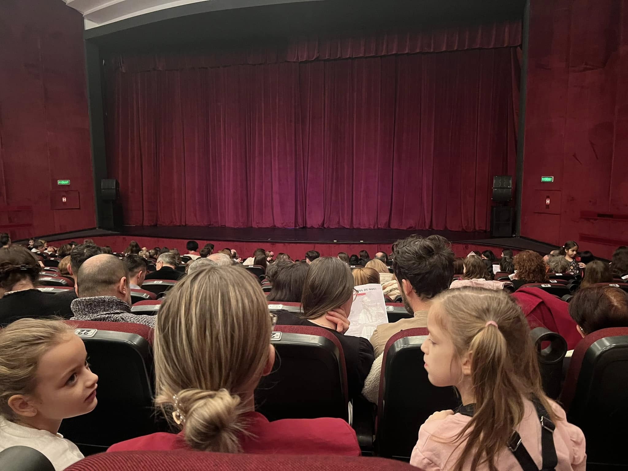 Grup Suport Oncologic Sibiu | O seară cu totul specială, plină de emoție și bucurie, alături de fetele din grupul oncologic, la spectacolul de balet oferit pe scena Centrului Cultural Ion Besoiu!