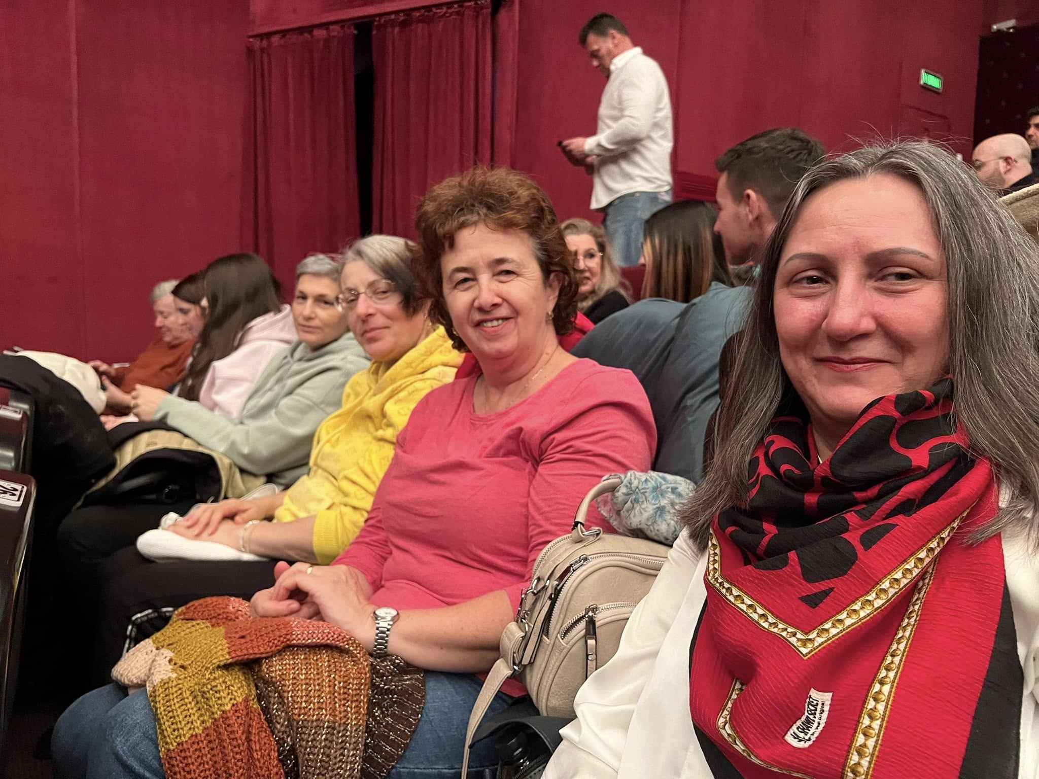 Grup Suport Oncologic Sibiu | O seară cu totul specială, plină de emoție și bucurie, alături de fetele din grupul oncologic, la spectacolul de balet oferit pe scena Centrului Cultural Ion Besoiu!
